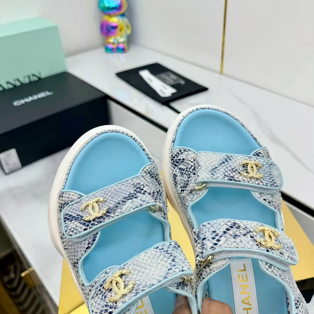 👟👟Ex-factory price 680👟👟 Top version... Chanel｜Chanel Xiaoxiang Velcro Beach Slippers Slippers Casual Beach Shoes 25ss Spring and Summer New Style! Beach shoes are a hit all over the internet! The latest model from the counter, I am still willing to buy it on my feet. It must be ranked among the most popular models. It is invincible in all seasons. Various bloggers and Internet celebrities can see the matching styles. Highly recommended. Pearlescent sheepskin upper, sheepskin lining, suede for feet. Original open-molded TPU outsole size: 35-40 (customized for 40 and 41). Full set of original packaging 👉 👉 👉 👉 👉